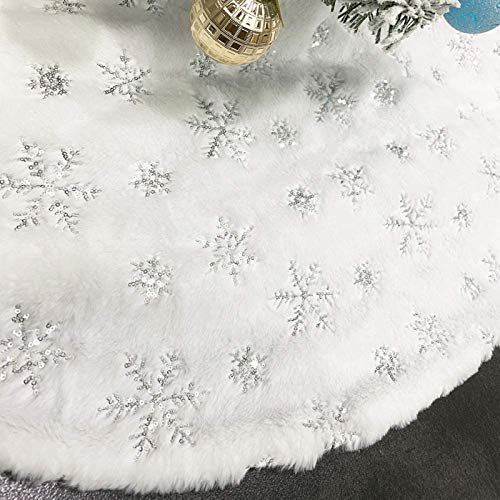 48 Inch White Faux Fur Christmas Tree Skirt with Sequin Snowflakes O448