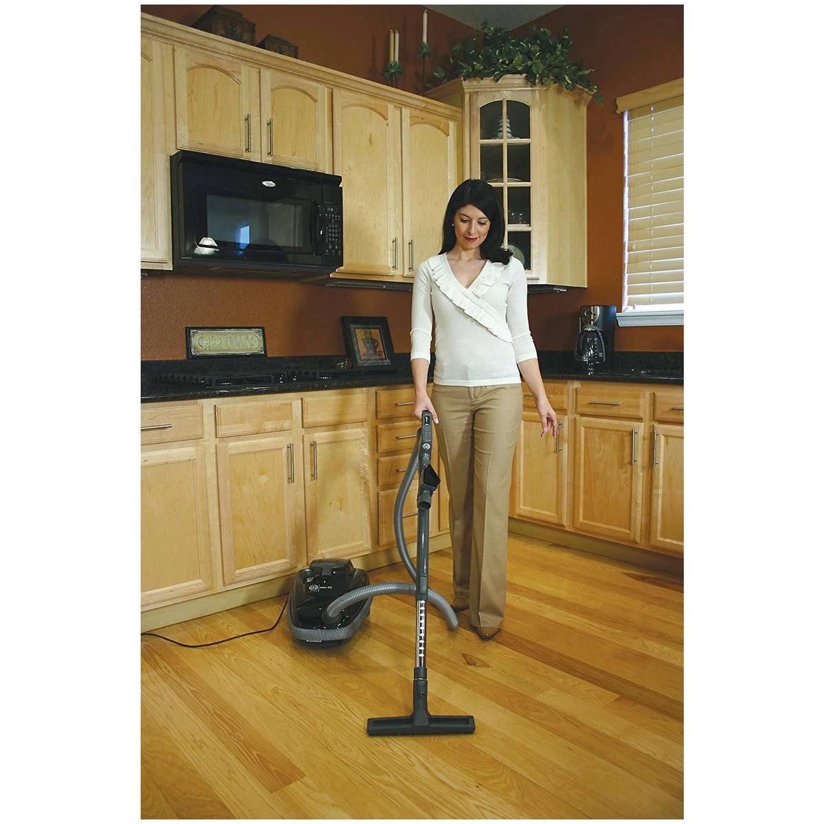 Black Canister Vacuum Cleaner with PowerHead O61220