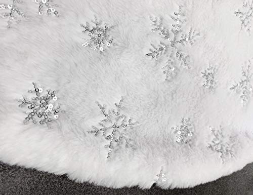48 Inch White Faux Fur Christmas Tree Skirt with Sequin Snowflakes O448