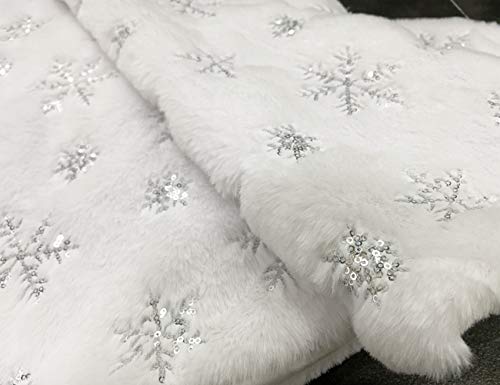 48 Inch White Faux Fur Christmas Tree Skirt with Sequin Snowflakes O448